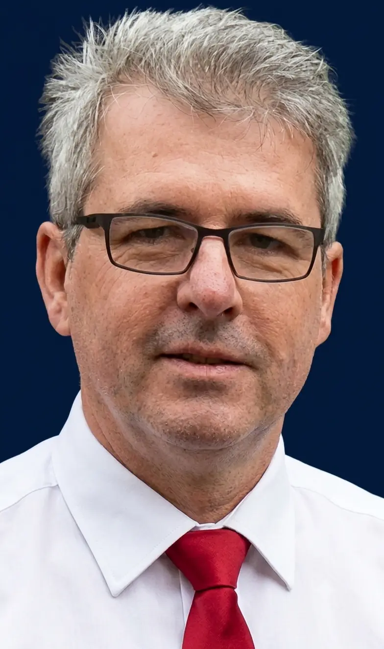 Vastag Róbert okl. jogász